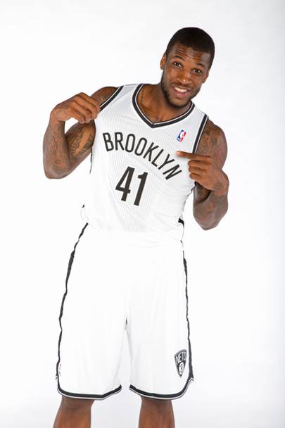 Thomas Robinson sorride con la sua numero 41 dei Brooklyn Nets